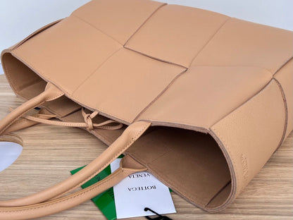 SAC ARCO TOTE 36 EN CUIR DE VEAU BRUN TAN