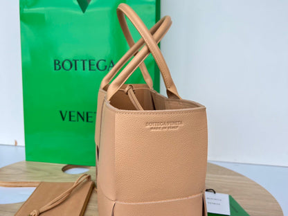 SAC ARCO TOTE 36 EN CUIR DE VEAU BRUN TAN