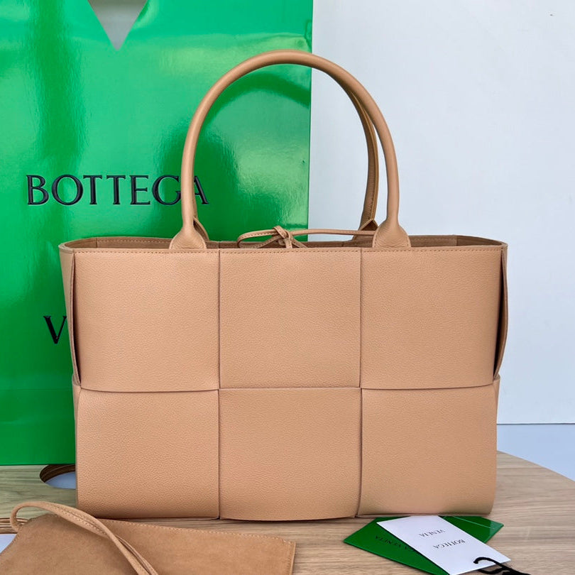 SAC ARCO TOTE 36 EN CUIR DE VEAU BRUN TAN