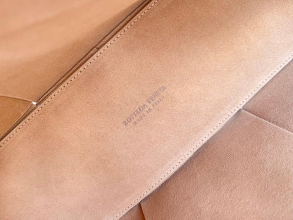 SAC ARCO TOTE 36 EN CUIR DE VEAU BRUN TAN