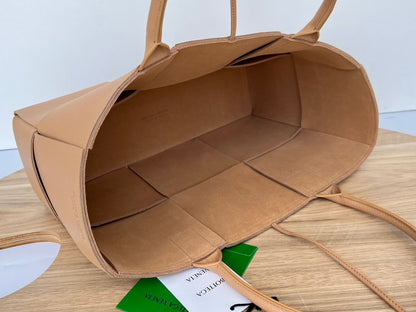 SAC ARCO TOTE 36 EN CUIR DE VEAU BRUN TAN