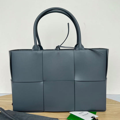 SAC CABAS ARCO 36 EN CUIR DE VEAU GRIS TROUTE