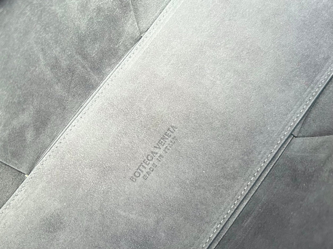 SAC CABAS ARCO 36 EN CUIR DE VEAU GRIS TROUTE