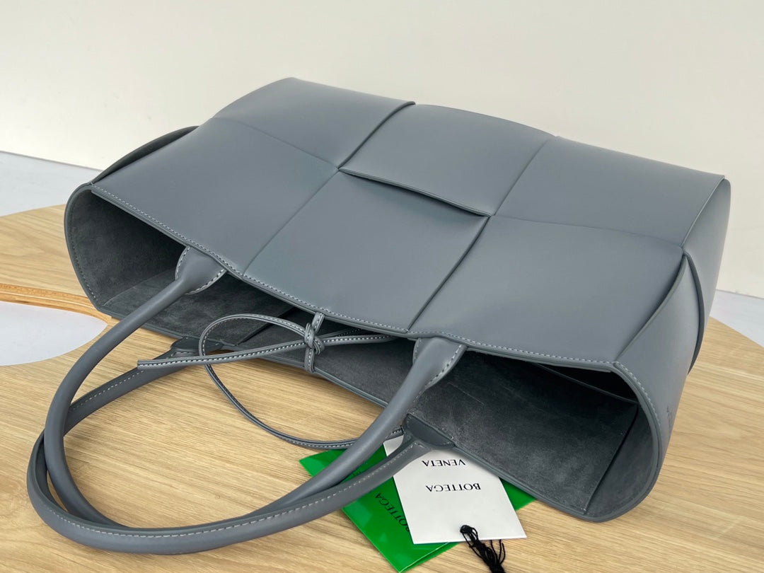 SAC CABAS ARCO 36 EN CUIR DE VEAU GRIS TROUTE