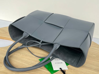 SAC CABAS ARCO 36 EN CUIR DE VEAU GRIS TROUTE