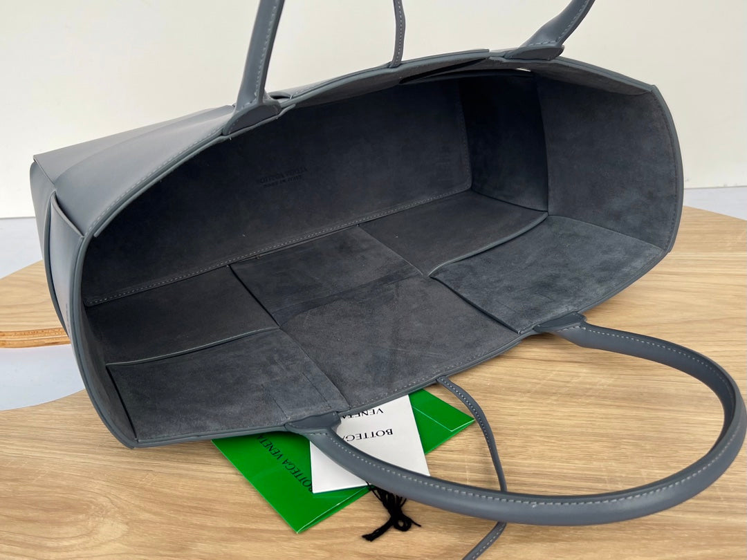 SAC CABAS ARCO 36 EN CUIR DE VEAU GRIS TROUTE