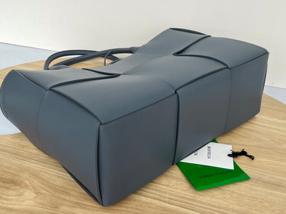 SAC CABAS ARCO 36 EN CUIR DE VEAU GRIS TROUTE