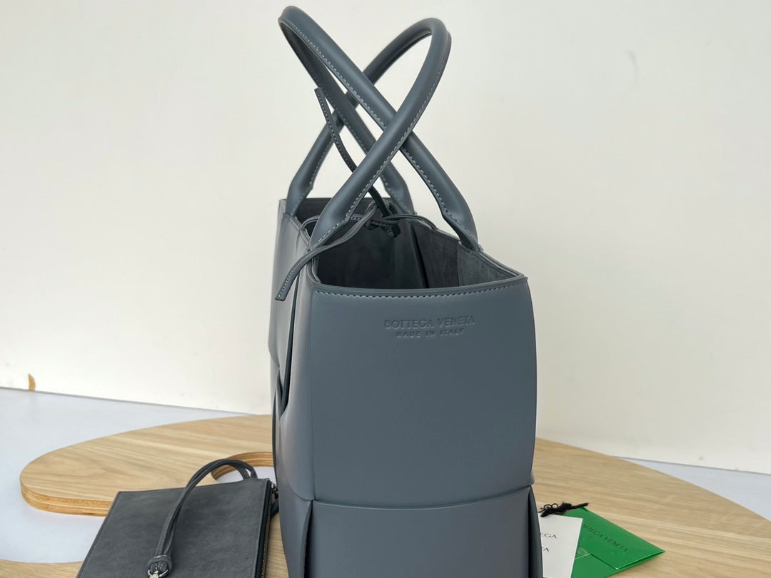 SAC CABAS ARCO 36 EN CUIR DE VEAU GRIS TROUTE