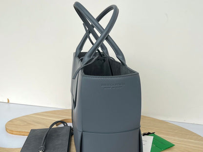 SAC CABAS ARCO 36 EN CUIR DE VEAU GRIS TROUTE