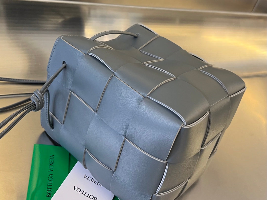 PETIT SEAU CASSETTE EN CUIR DE VEAU GRIS DAVY 18