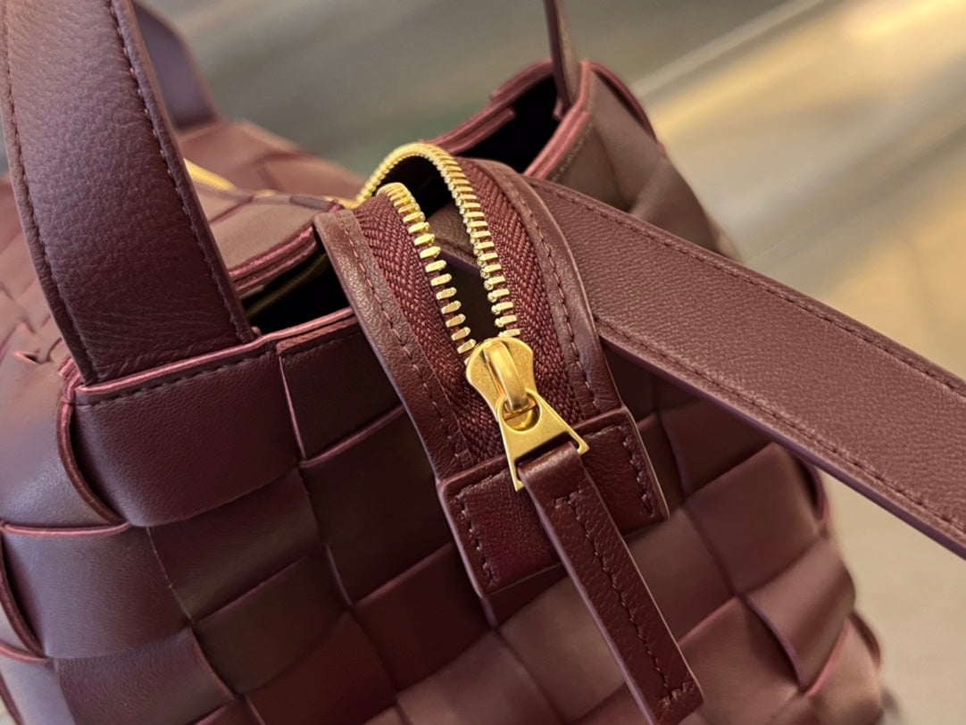 SAC À BANDOULIÈRE MOYEN 28 EN CUIR D'AGNEAU MARRON CHOCOLAT