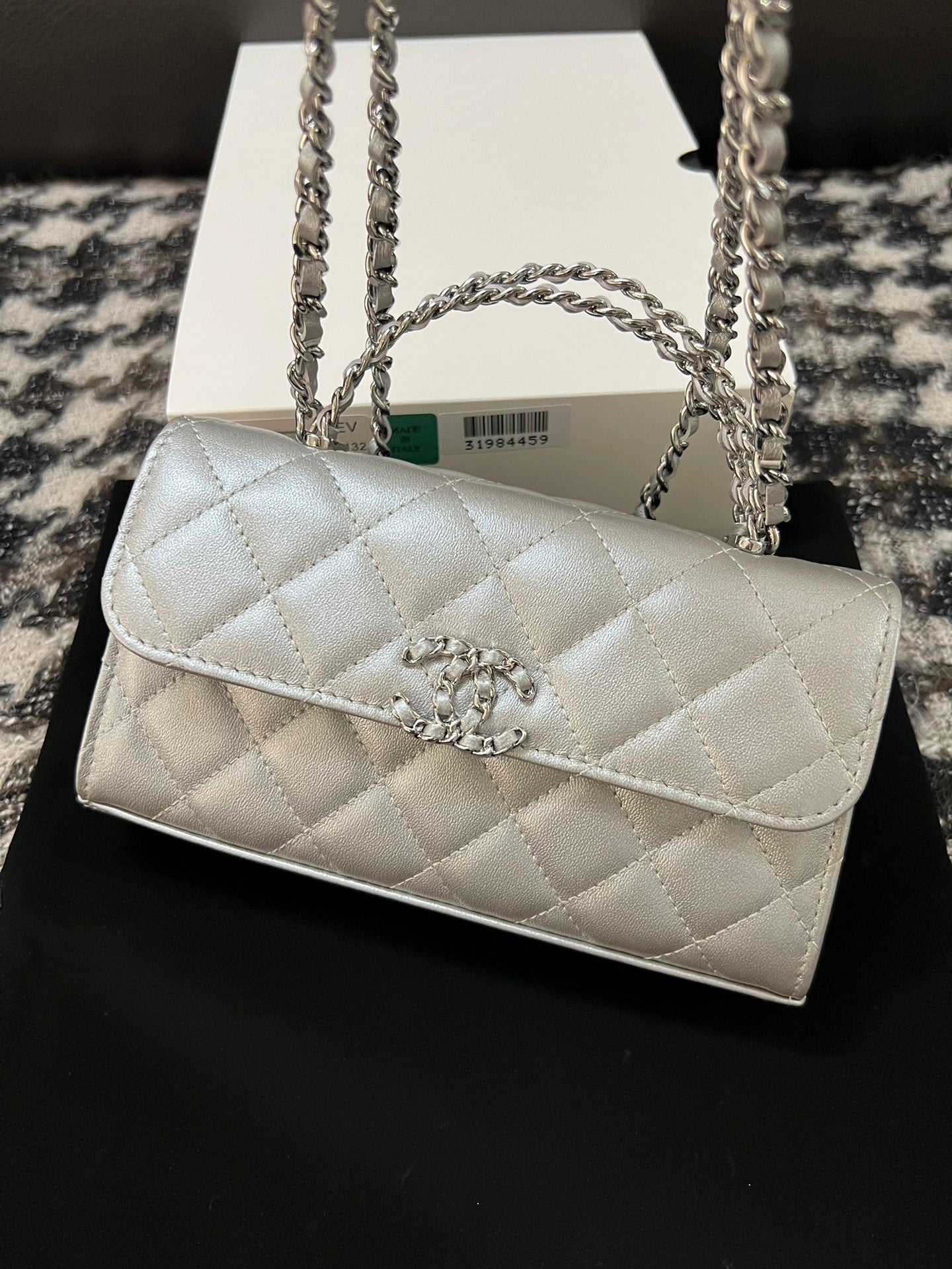 SAC CC KELLY 18 EN CUIR DE VEAU ARGENTÉ AVEC BANDOULIÈRE