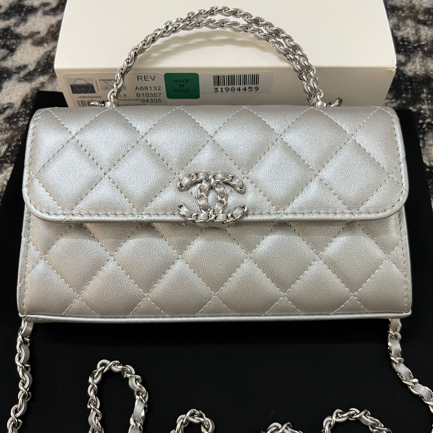SAC CC KELLY 18 EN CUIR DE VEAU ARGENTÉ AVEC BANDOULIÈRE