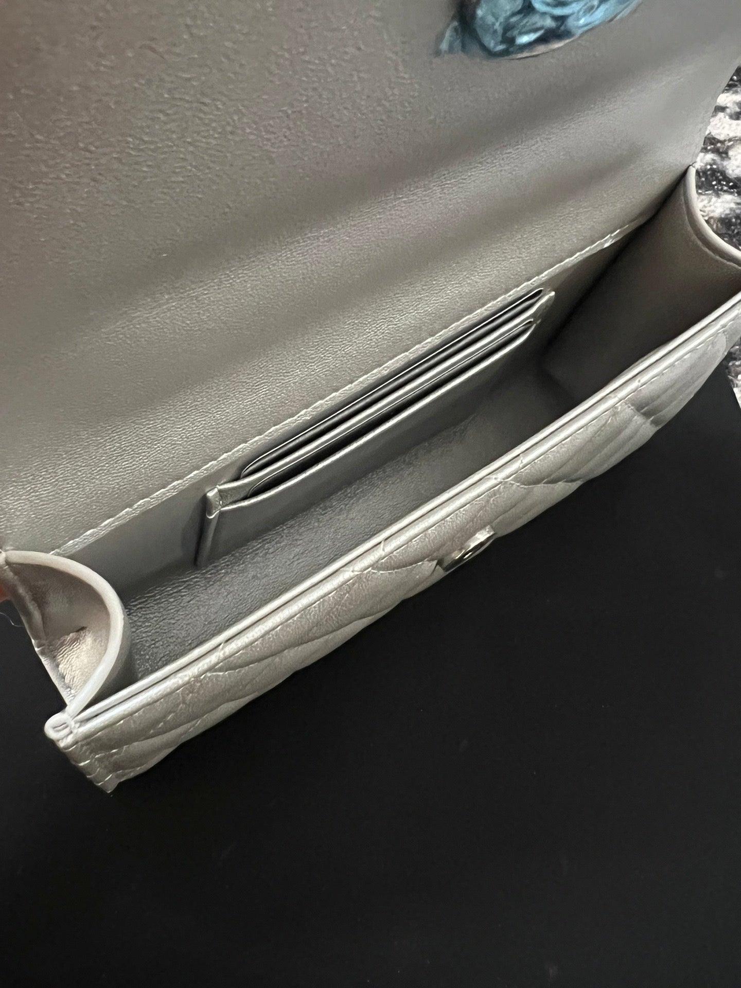 SAC CC KELLY 18 EN CUIR DE VEAU ARGENTÉ AVEC BANDOULIÈRE