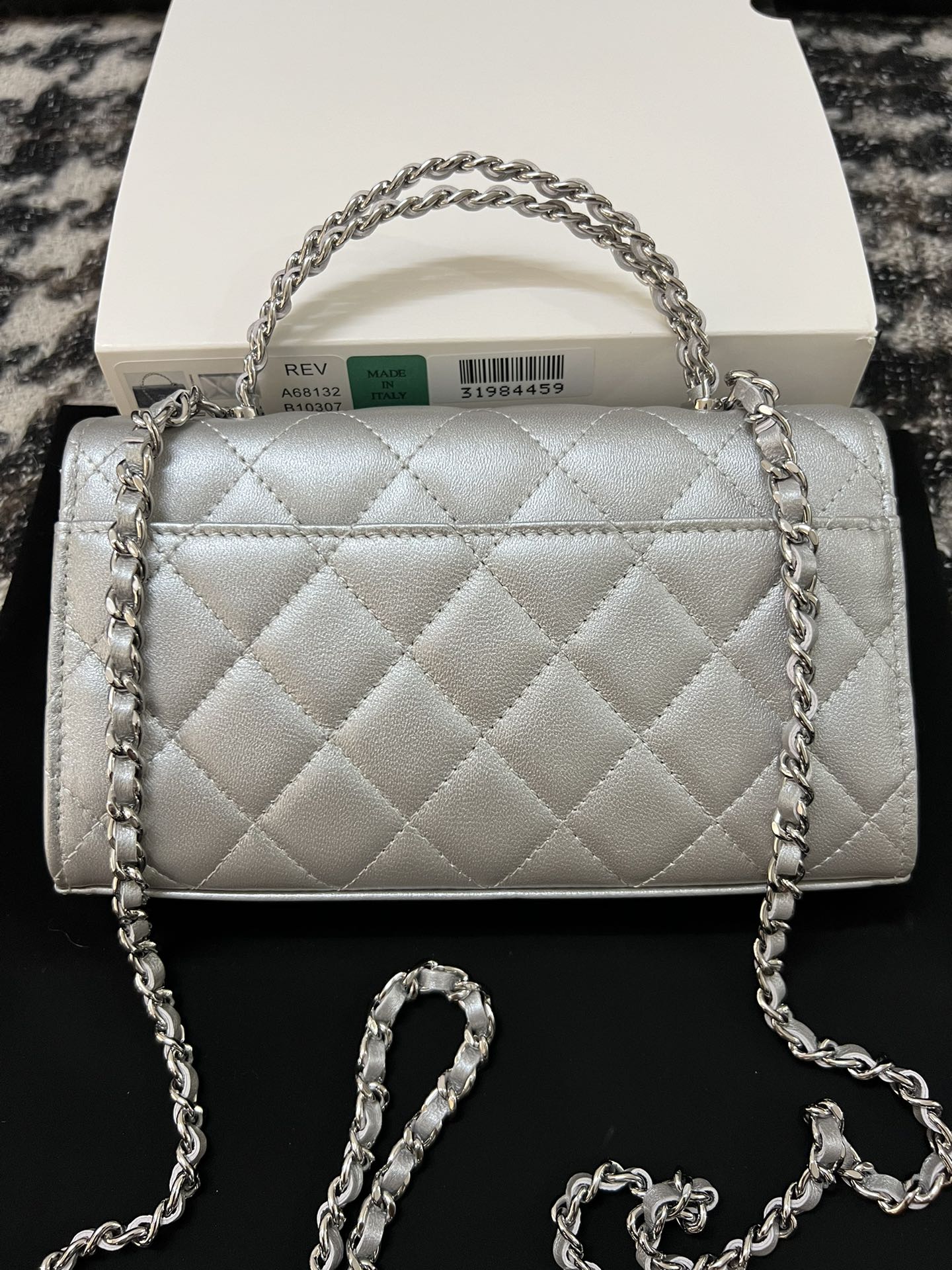 SAC CC KELLY 18 EN CUIR DE VEAU ARGENTÉ AVEC BANDOULIÈRE