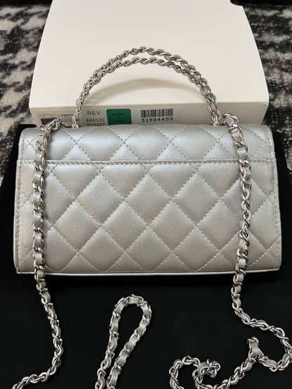 SAC CC KELLY 18 EN CUIR DE VEAU ARGENTÉ AVEC BANDOULIÈRE