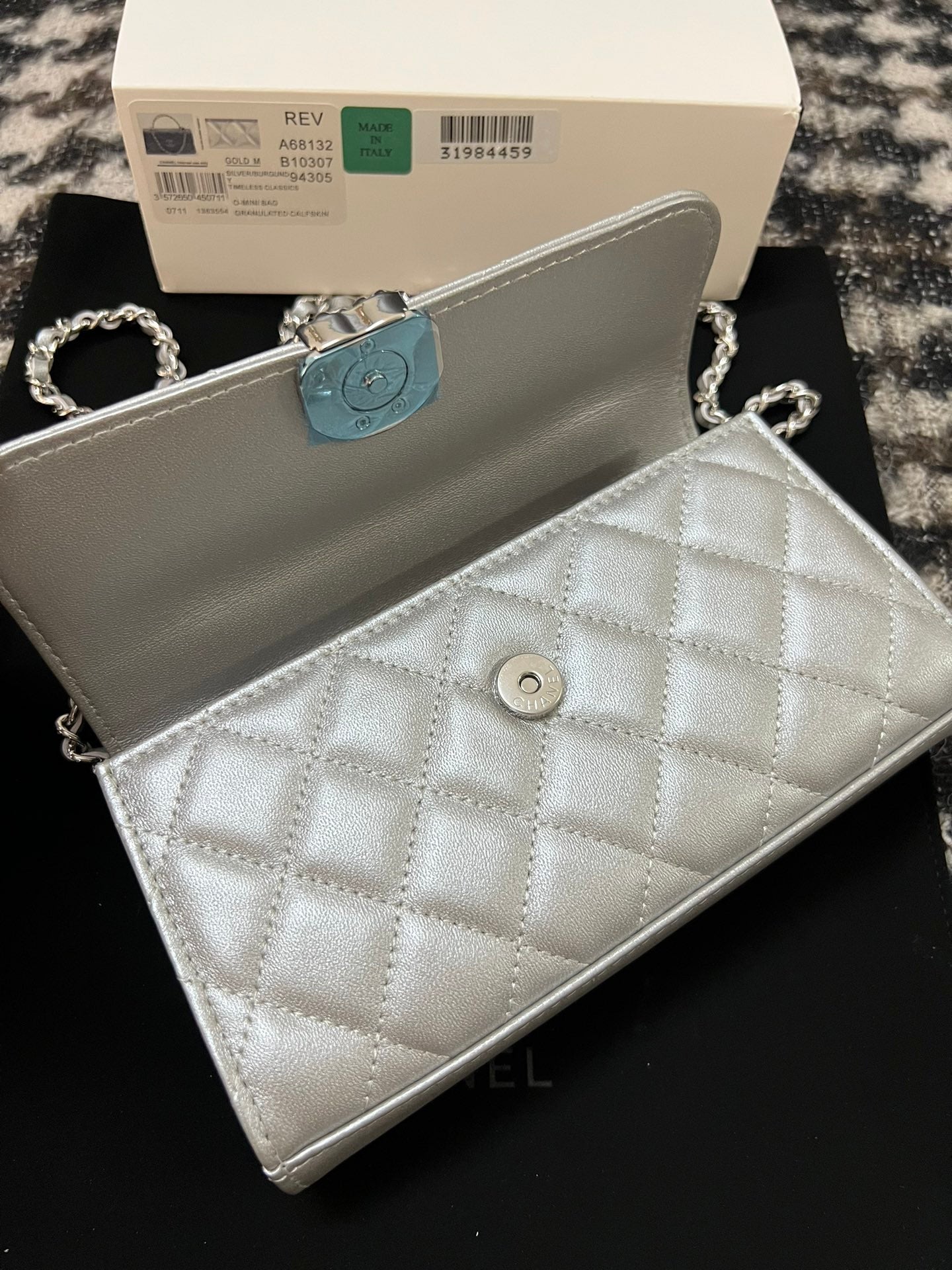 SAC CC KELLY 18 EN CUIR DE VEAU ARGENTÉ AVEC BANDOULIÈRE