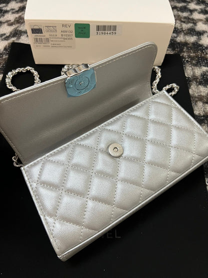 SAC CC KELLY 18 EN CUIR DE VEAU ARGENTÉ AVEC BANDOULIÈRE