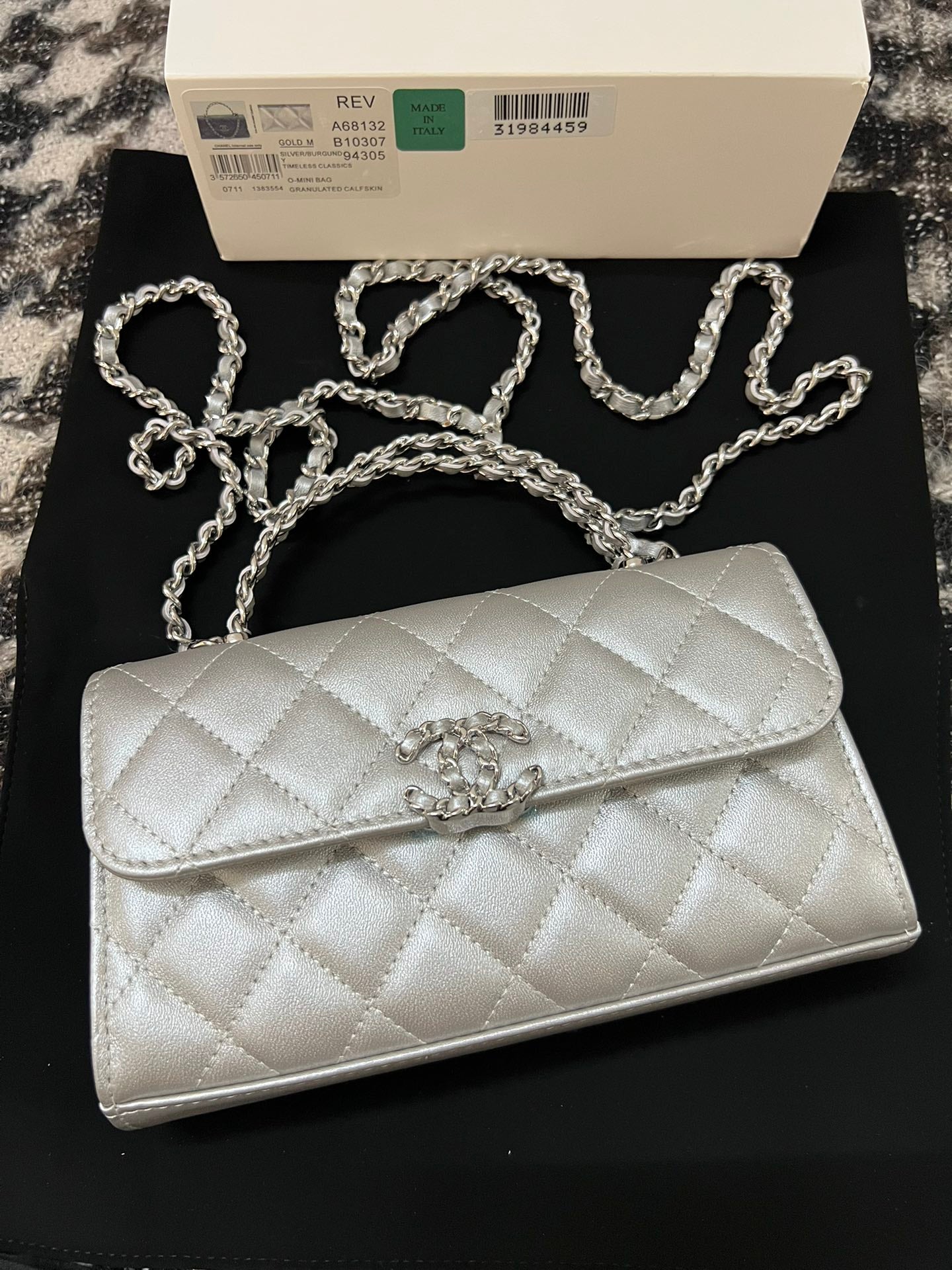 SAC CC KELLY 18 EN CUIR DE VEAU ARGENTÉ AVEC BANDOULIÈRE