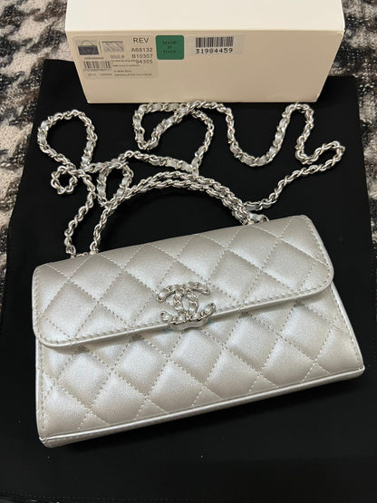 SAC CC KELLY 18 EN CUIR DE VEAU ARGENTÉ AVEC BANDOULIÈRE