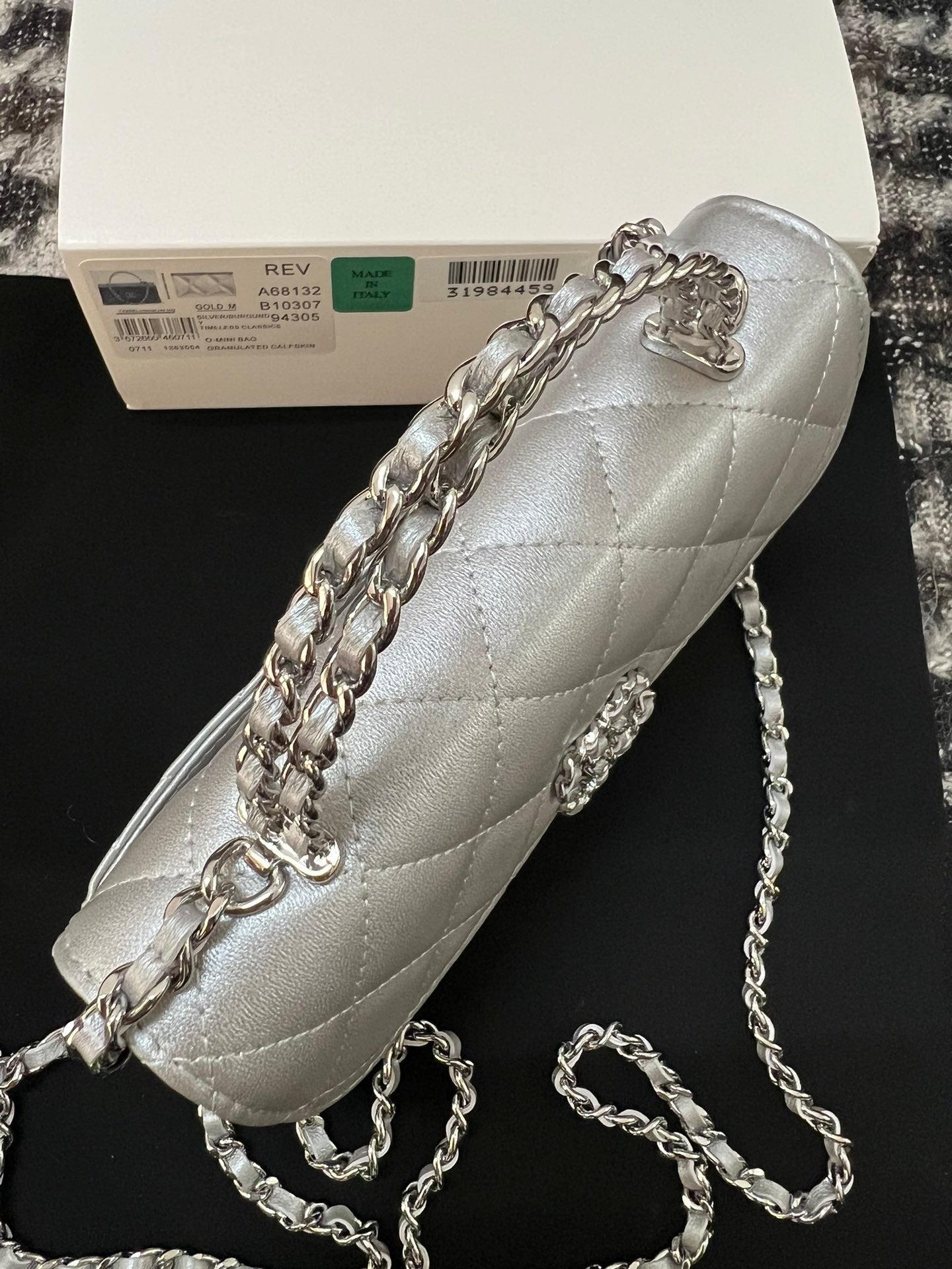 SAC CC KELLY 18 EN CUIR DE VEAU ARGENTÉ AVEC BANDOULIÈRE