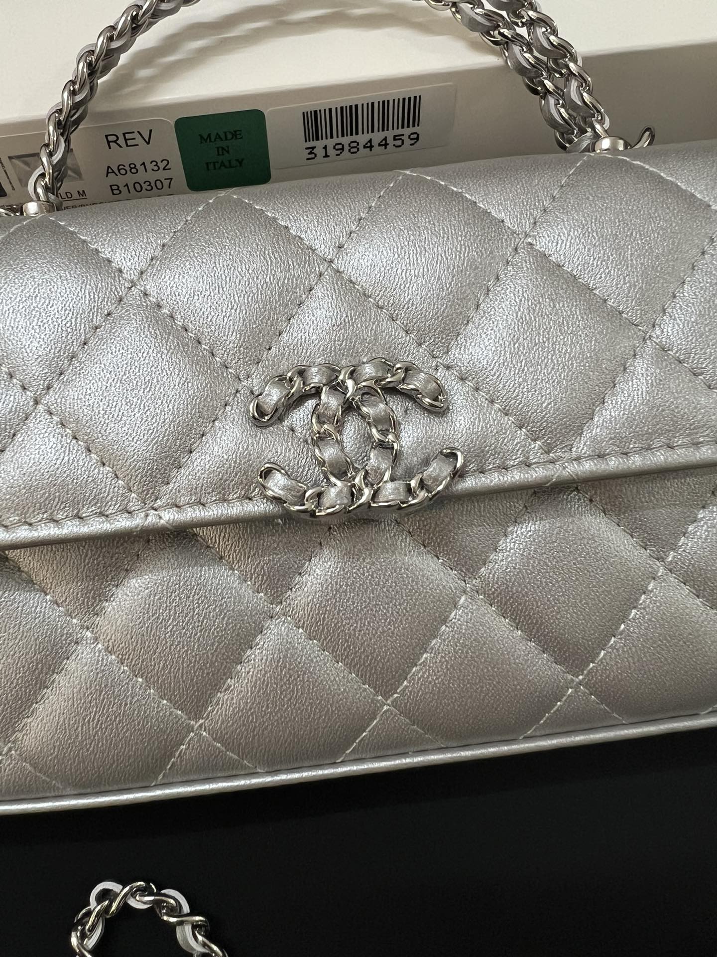SAC CC KELLY 18 EN CUIR DE VEAU ARGENTÉ AVEC BANDOULIÈRE