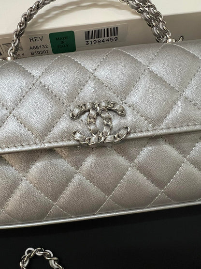 SAC CC KELLY 18 EN CUIR DE VEAU ARGENTÉ AVEC BANDOULIÈRE