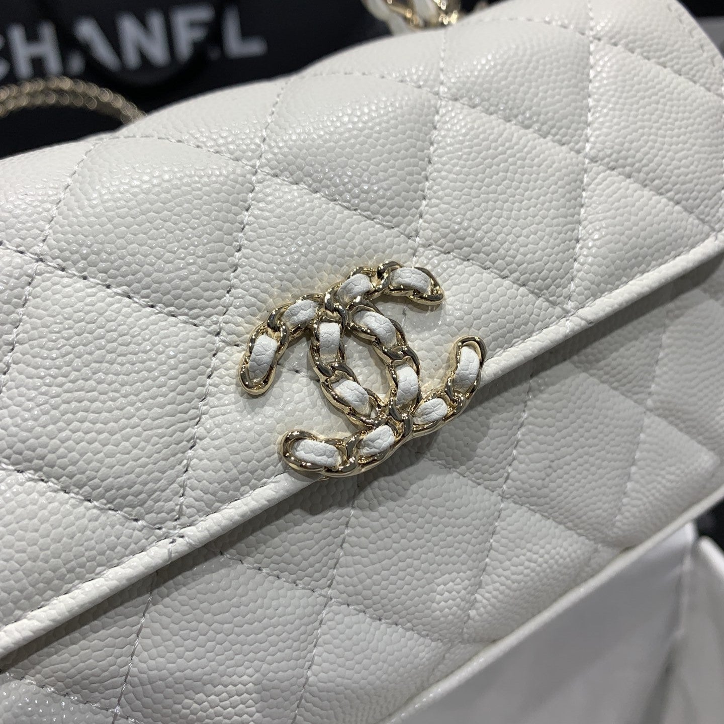 Sac à rabat 23P 19cm caviar blanc quincaillerie dorée