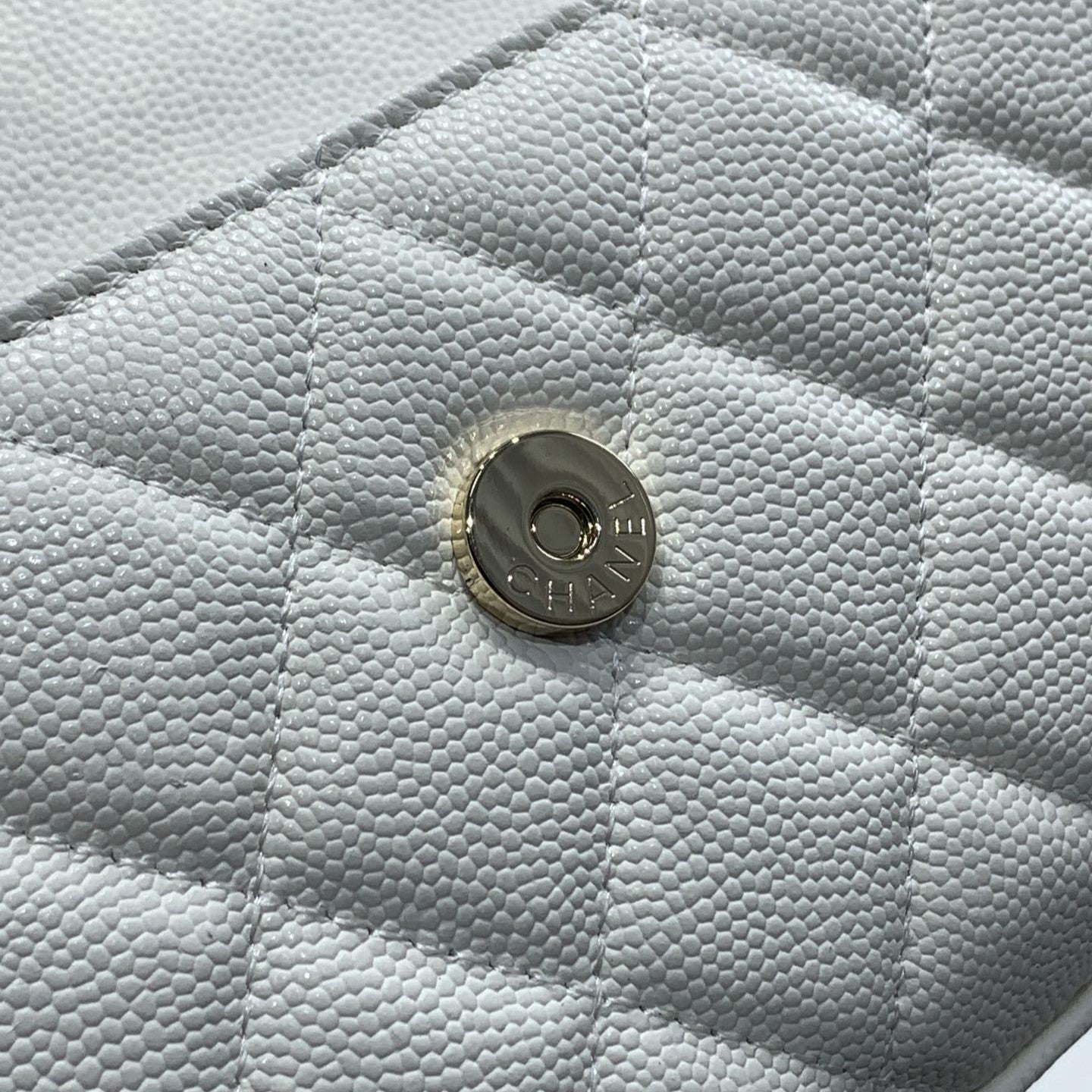 Sac à rabat 23P 19cm caviar blanc quincaillerie dorée