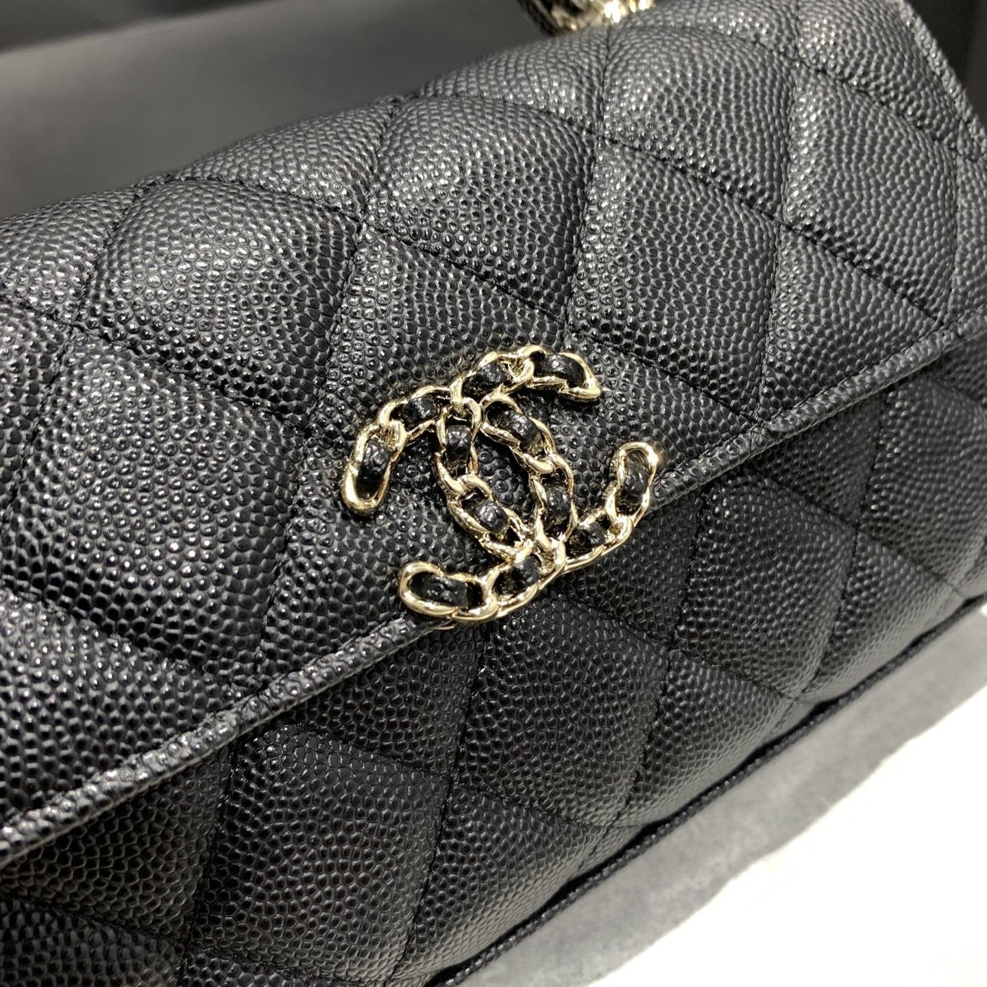 Sac à rabat 23P 19cm cuir caviar noir finition dorée