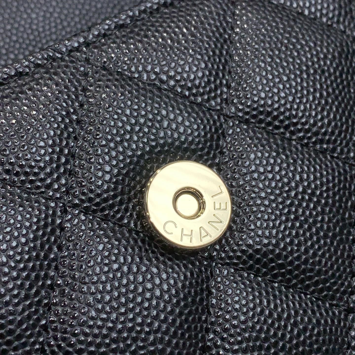 Sac à rabat 23P 19cm cuir caviar noir finition dorée