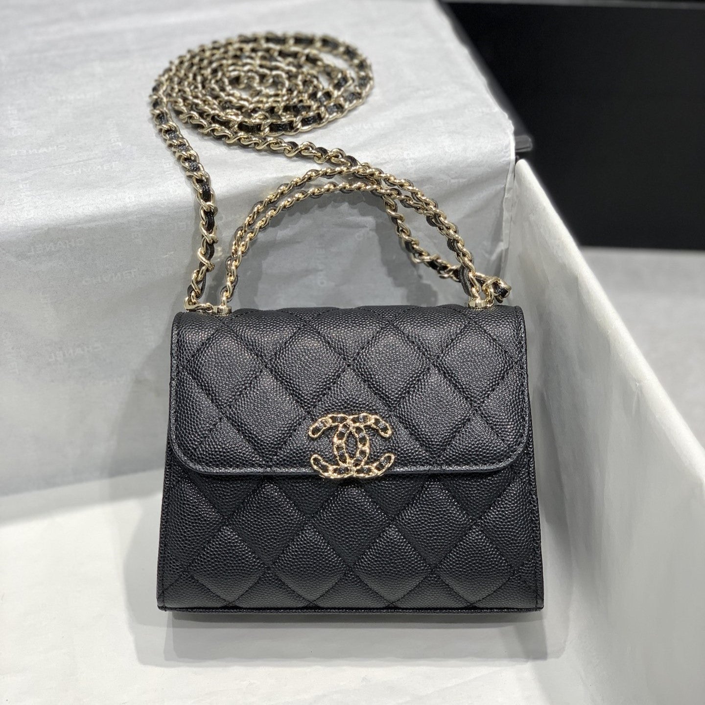 Sac à rabat 23P 15cm Caviar noir Quincaillerie dorée
