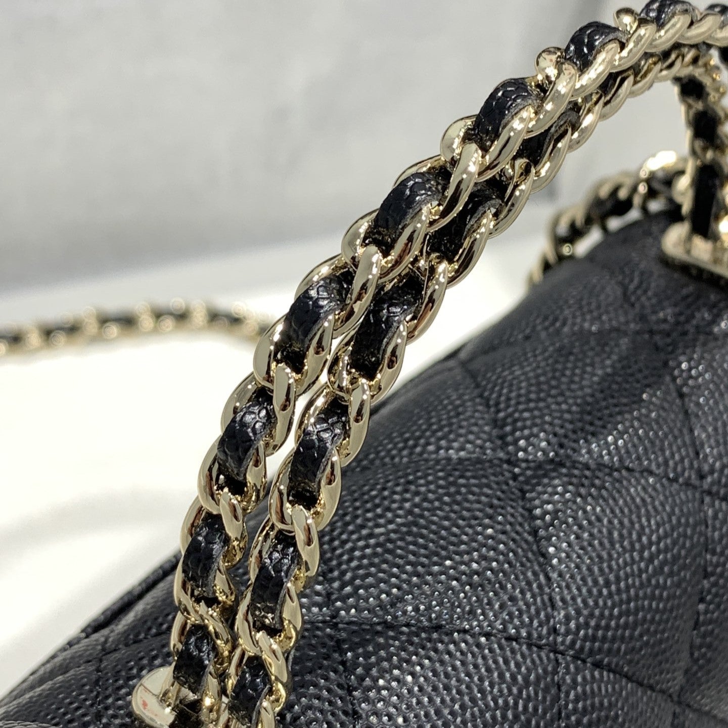 Sac à rabat 23P 15cm Caviar noir Quincaillerie dorée
