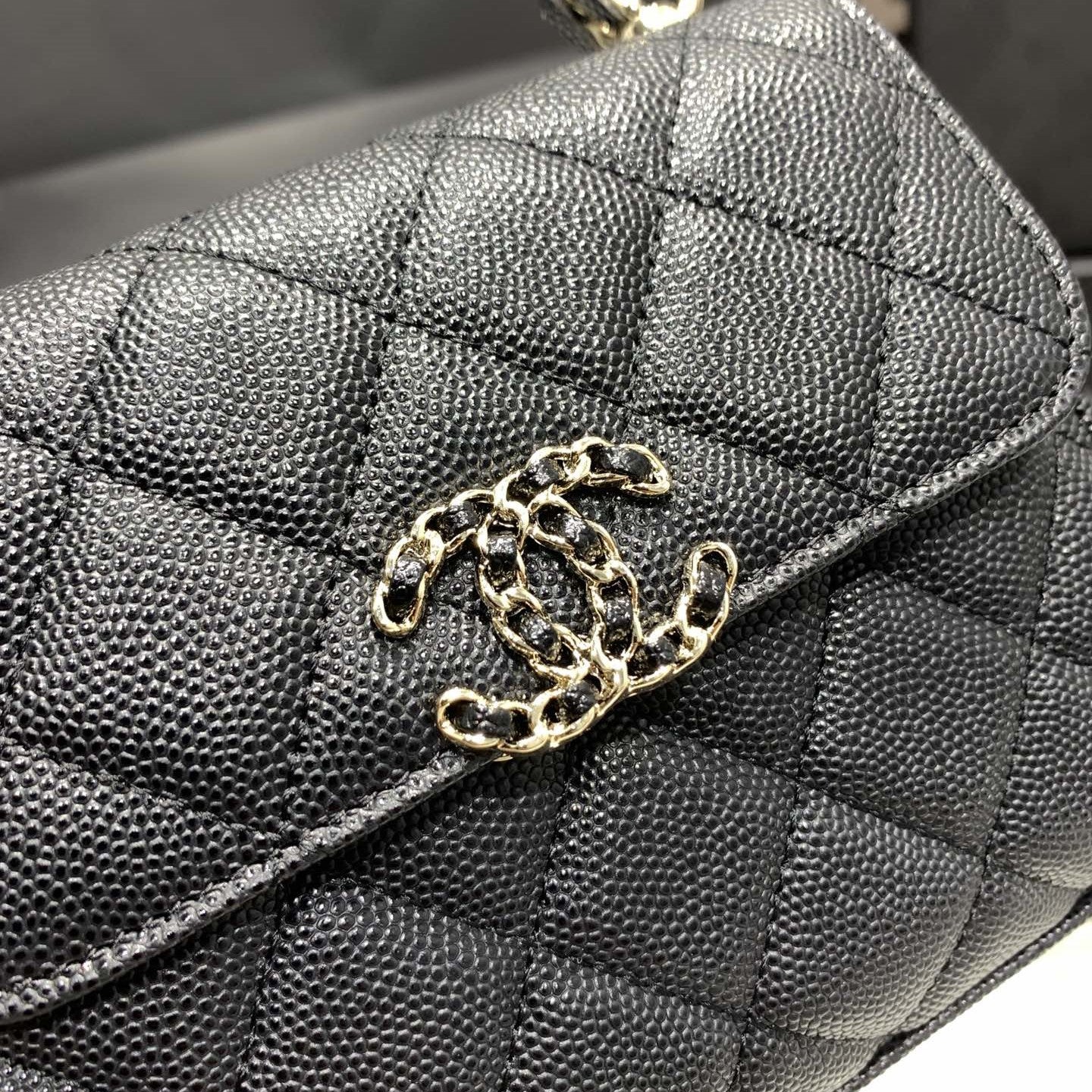 Sac à rabat 23P 15cm Caviar noir Quincaillerie dorée