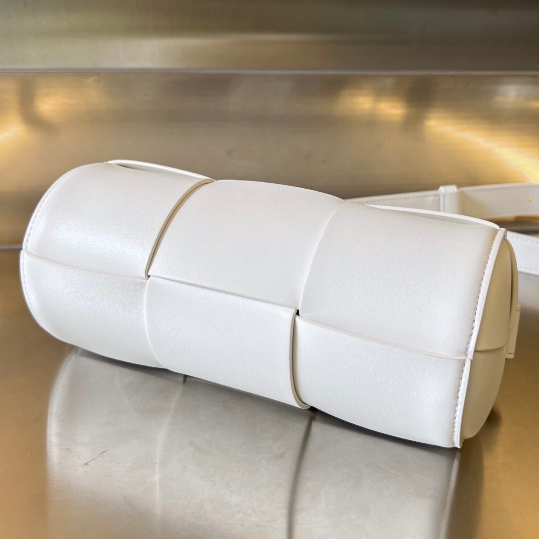 PETITE CASSETTE CYLINDRIQUE 21 EN CUIR DE VEAU BLANC