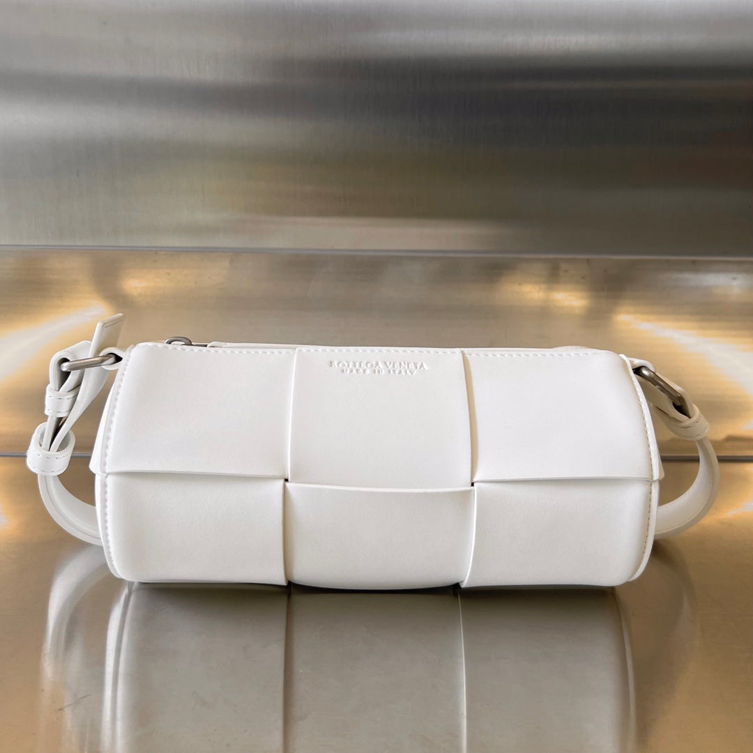 PETITE CASSETTE CYLINDRIQUE 21 EN CUIR DE VEAU BLANC