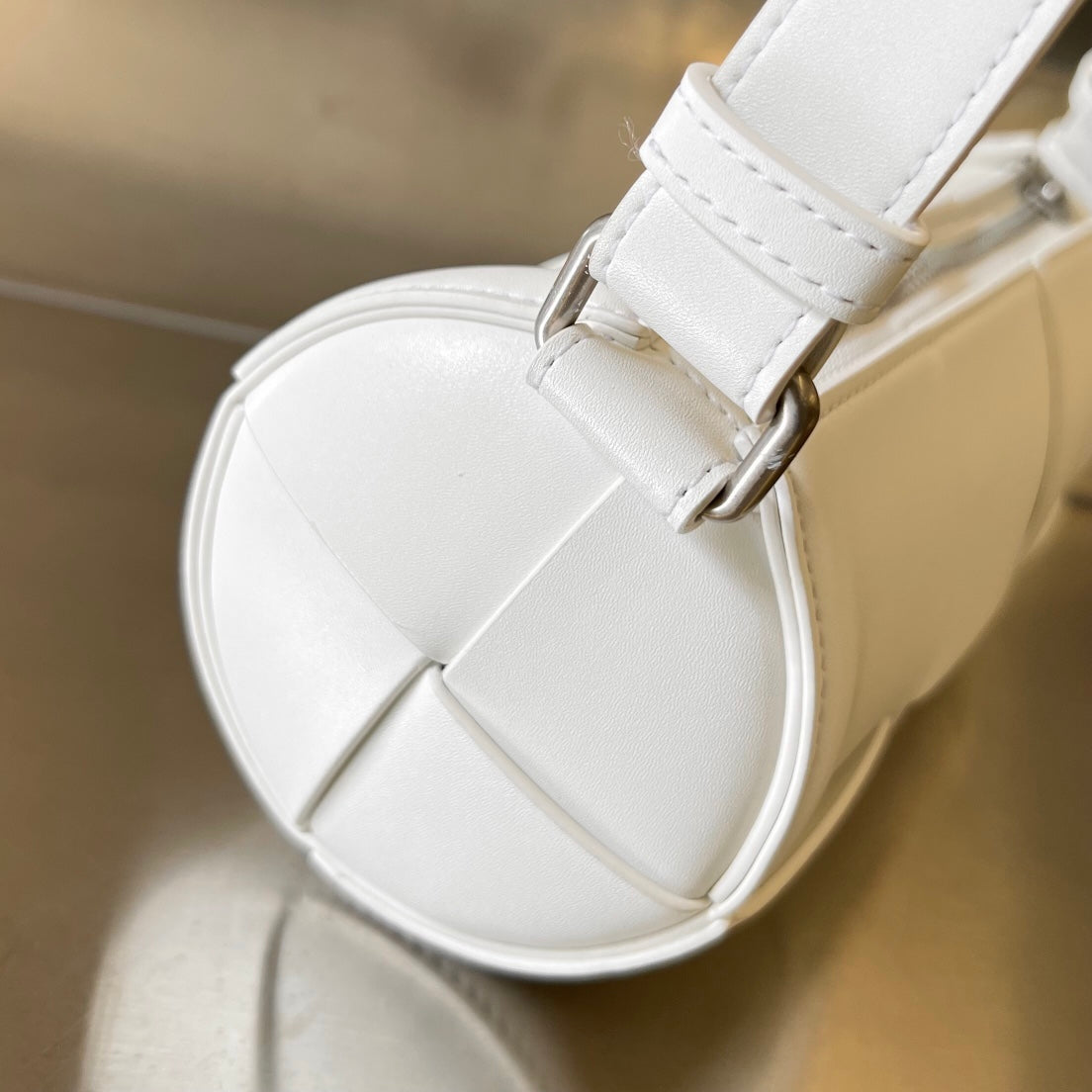 PETITE CASSETTE CYLINDRIQUE 21 EN CUIR DE VEAU BLANC