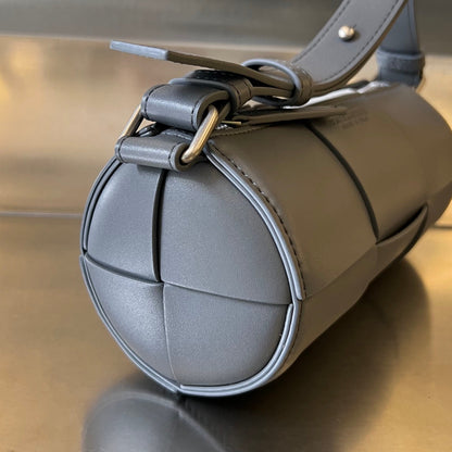 PETITE CASSETTE CYLINDRIQUE 21 EN CUIR DE VEAU GRIS LAVE