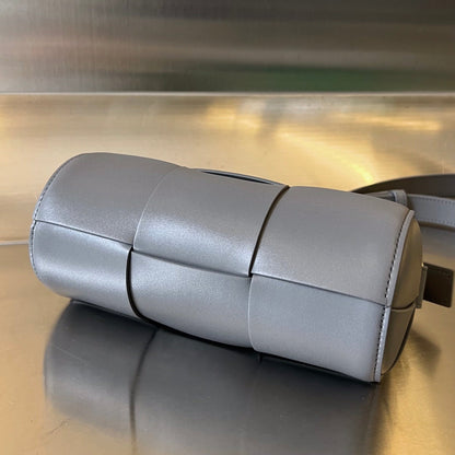 PETITE CASSETTE CYLINDRIQUE 21 EN CUIR DE VEAU GRIS LAVE