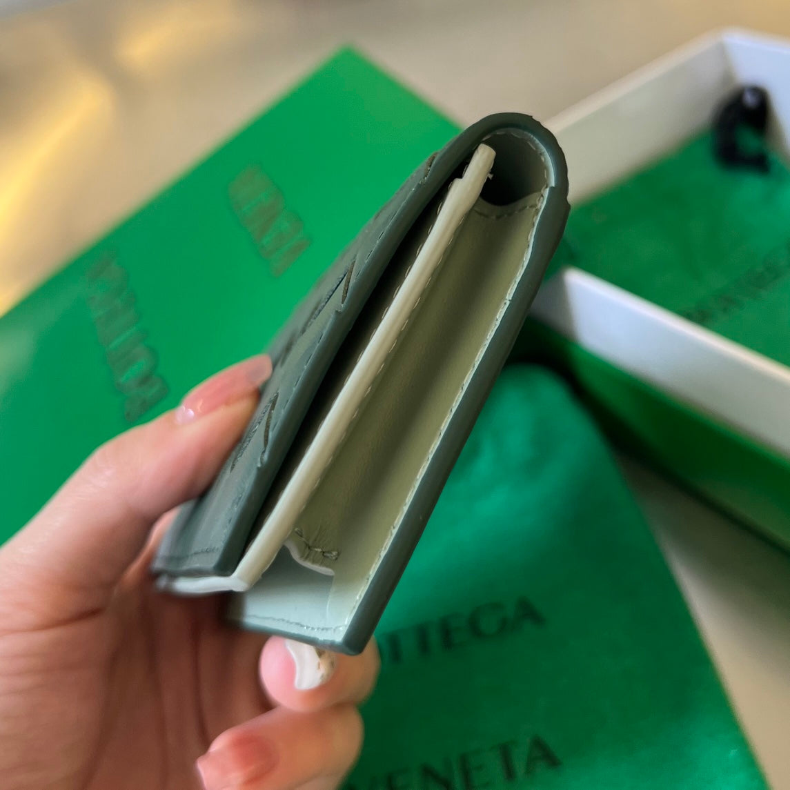 ÉTUI À CARTES EN CUIR DE VEAU INTRECCIATO BUSINESS 11 VERT ÉMERAUDE