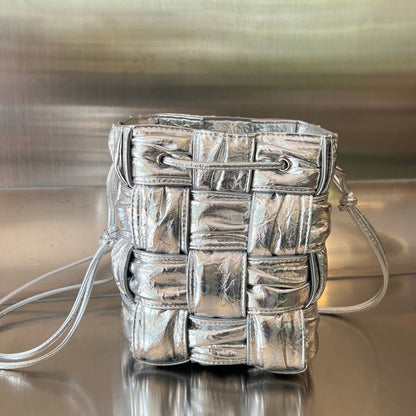 PETIT CASSETTE SEAU 18 EN AGNEAU SOUPLE MÉTALLISÉ ARGENT