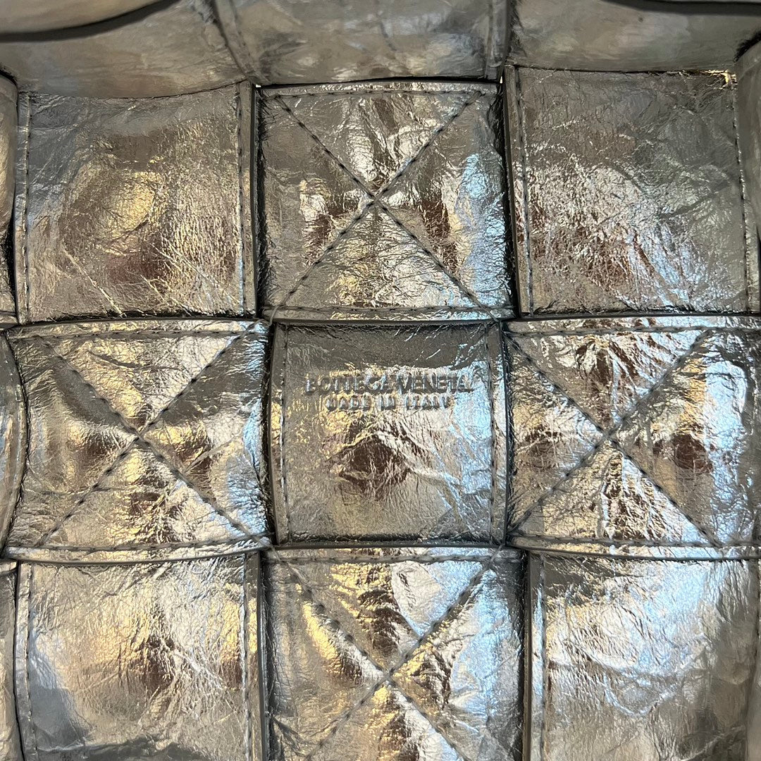 PETIT CASSETTE SEAU 18 EN AGNEAU SOUPLE MÉTALLISÉ ARGENT