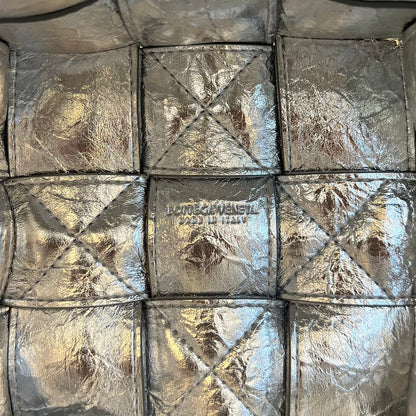 PETIT CASSETTE SEAU 18 EN AGNEAU SOUPLE MÉTALLISÉ ARGENT