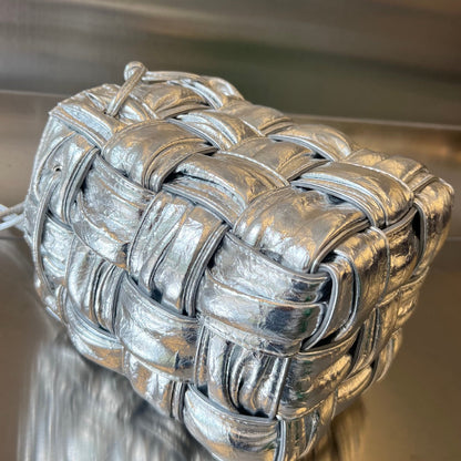 PETIT CASSETTE SEAU 18 EN AGNEAU SOUPLE MÉTALLISÉ ARGENT