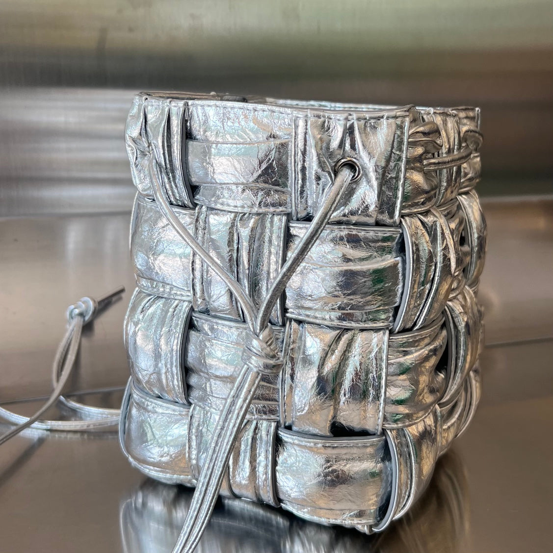 PETIT CASSETTE SEAU 18 EN AGNEAU SOUPLE MÉTALLISÉ ARGENT