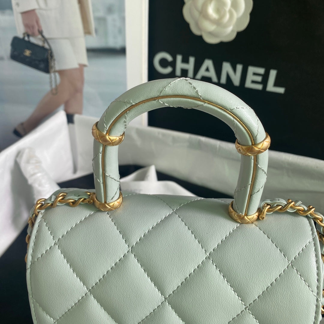 SAC CC MINI 15 EN CUIR DE VEAU BLEU CIEL AVEC ACCESSOIRES MÉTALLIQUES DORÉS