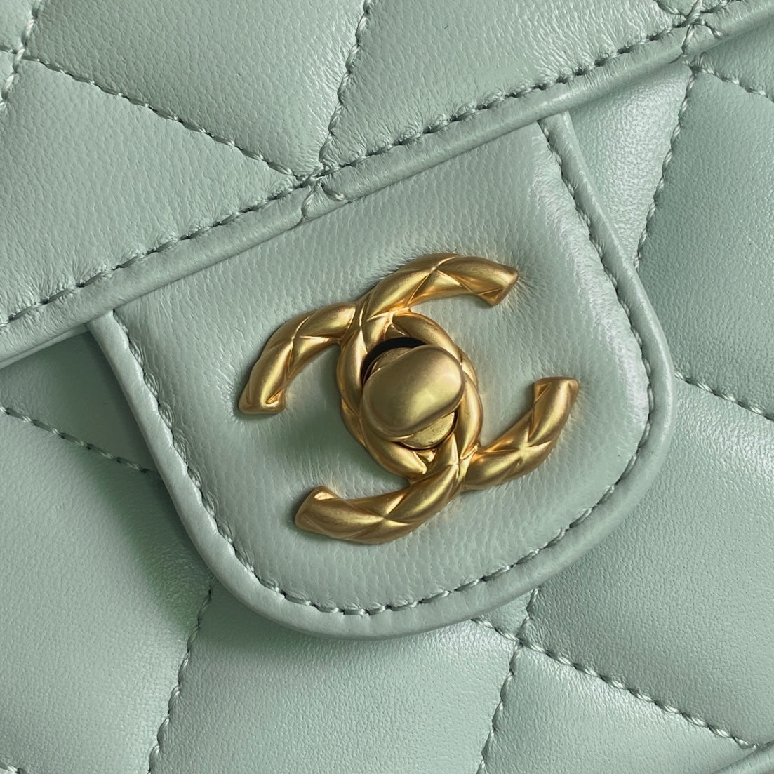 SAC CC MINI 15 EN CUIR DE VEAU BLEU CIEL AVEC ACCESSOIRES MÉTALLIQUES DORÉS