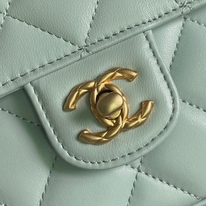 SAC CC MINI 15 EN CUIR DE VEAU BLEU CIEL AVEC ACCESSOIRES MÉTALLIQUES DORÉS