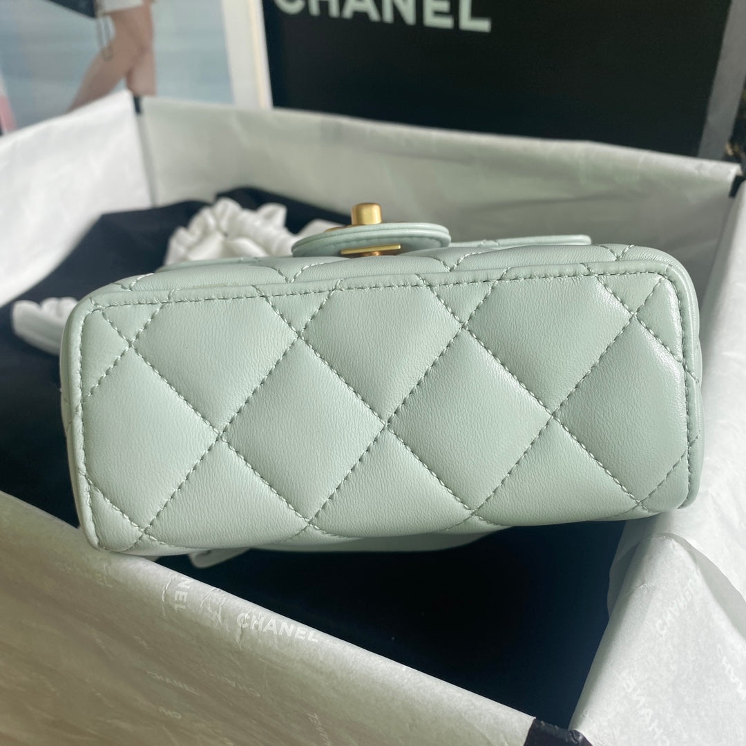 SAC CC MINI 15 EN CUIR DE VEAU BLEU CIEL AVEC ACCESSOIRES MÉTALLIQUES DORÉS