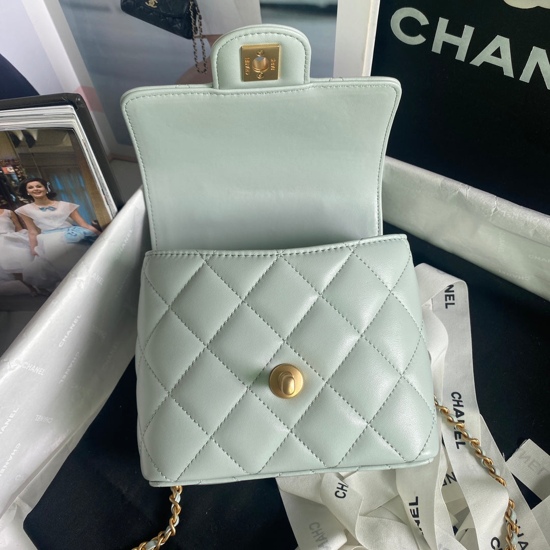 SAC CC MINI 15 EN CUIR DE VEAU BLEU CIEL AVEC ACCESSOIRES MÉTALLIQUES DORÉS